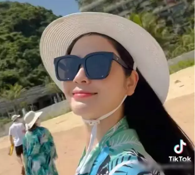 Tuy nhiên mới đây, bạn gái tin đồn Quang Hải đăng tải đoạn clip TikTok và vô tình lộ ra khoảnh khắc đi du lịch cùng chàng cầu thủ và gia đình.