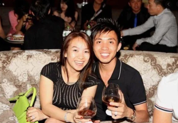 Trước khi chung sống với Mina Phạm, đại gia Minh Nhựa từng có quan hệ hôn nhân hợp pháp với vợ cả tên Phương Thúy. Phương Thúy hầu như không xuất hiện bên cạnh Minh Nhựa một thời gian khá dài.