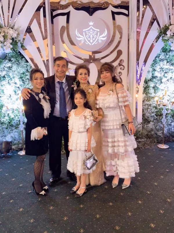 Lần gần nhất mà cư dân mạng nhìn thấy cô xuất hiện đó chính là trong đám cưới của cô con gái cả Joyce Phạm vào hồi tháng 9/2019.