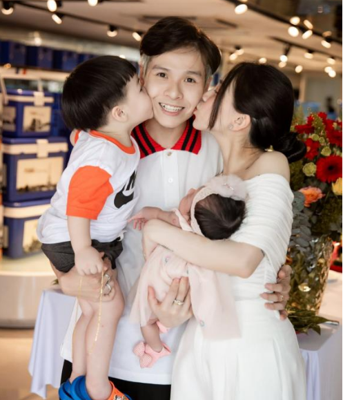 Mới đây trong tiệc đầy tháng cháu ngoại, là con gái thứ hai của rich kid Joyce Phạm cũng có sự xuất hiện của vợ cả Minh Nhựa.