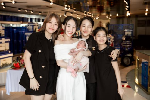 Riêng đại gia Minh Nhựa và bà hai "không thấy bóng dáng". Được biết, vị đại gia này đang cùng "bà hai" vi vu ở Mỹ nên không thể xuất hiện.