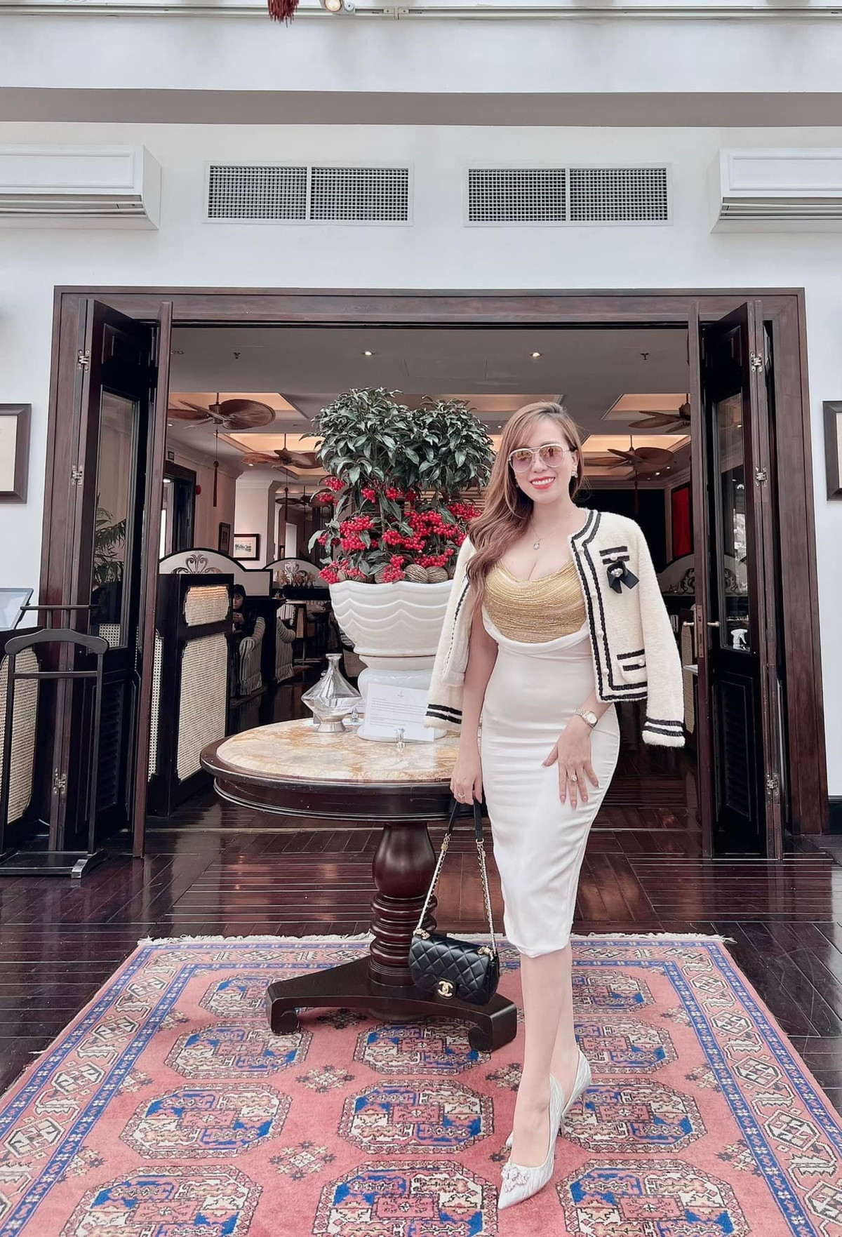 Bà mẹ hai con khiến không ít người ngưỡng mộ bởi nhan sắc và vóc dáng thon gọn, xinh đẹp.