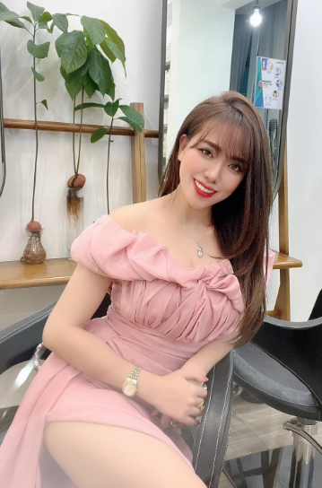 Cựu hot girl tiết lộ, ông xã mình là người vô cùng tâm lý, suy nghĩ thoáng đồng thời hết lòng trong việc giúp vợ chăm sóc, dạy con học.