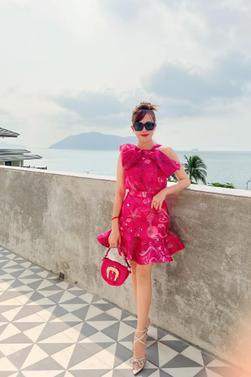 Cô cũng đều đặn đăng tải hình ảnh khi đi dẫn hay chia sẻ về công việc tại một ngân hàng lớn mình đang làm việc.