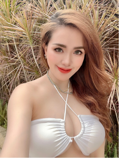 Một thời gian sau, hot girl này bất ngờ thay đổi 180 độ với hình tượng "thục nữ" hơn đồng thời thay đổi định hướng trong sự nghiệp, tập trung cho việc học tập.