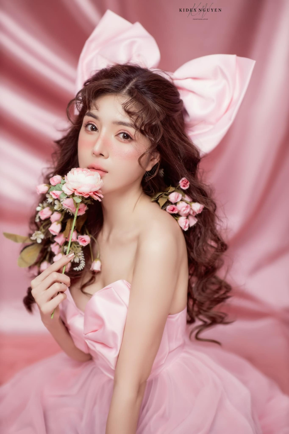 Tuy nhiên, phải tới khi công khai chuyện tình cảm với hot boy Giọng hát Việt 2012 - Bùi Anh Tuấn, cái tên Lilly Luta mới thực sự "nổi như cồn" trong showbiz