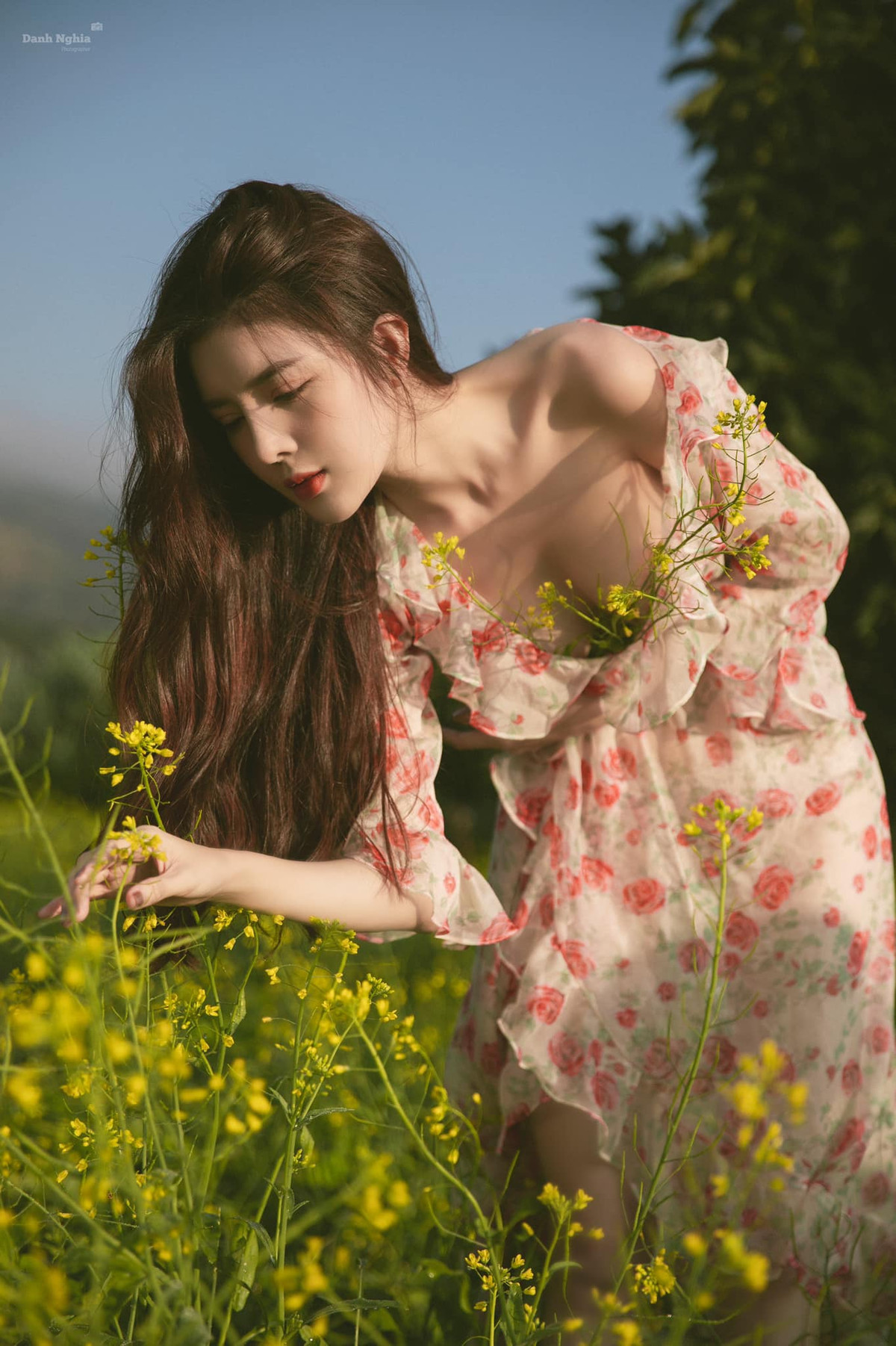 Cô từng đạt giải nữ sinh có gương mặt khả ái nhất cuộc thi Miss Ngôi Sao 2012.