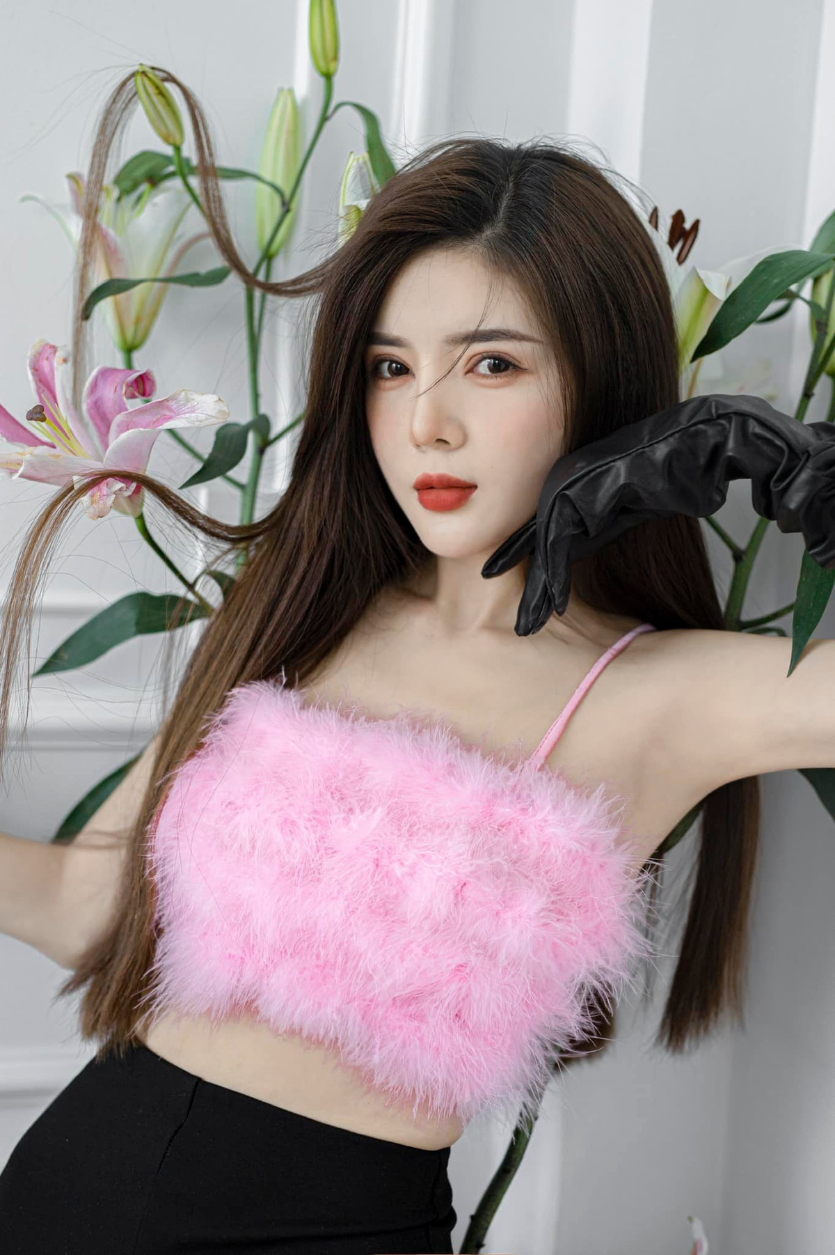 Có lẽ vì đã sở hữu thân hình hoàn hảo nên Lilly Luta thường xuyên diện trang phục gợi cảm tôn vóc dáng, khoe hình thể sau "dao kéo". Ảnh: FBNV