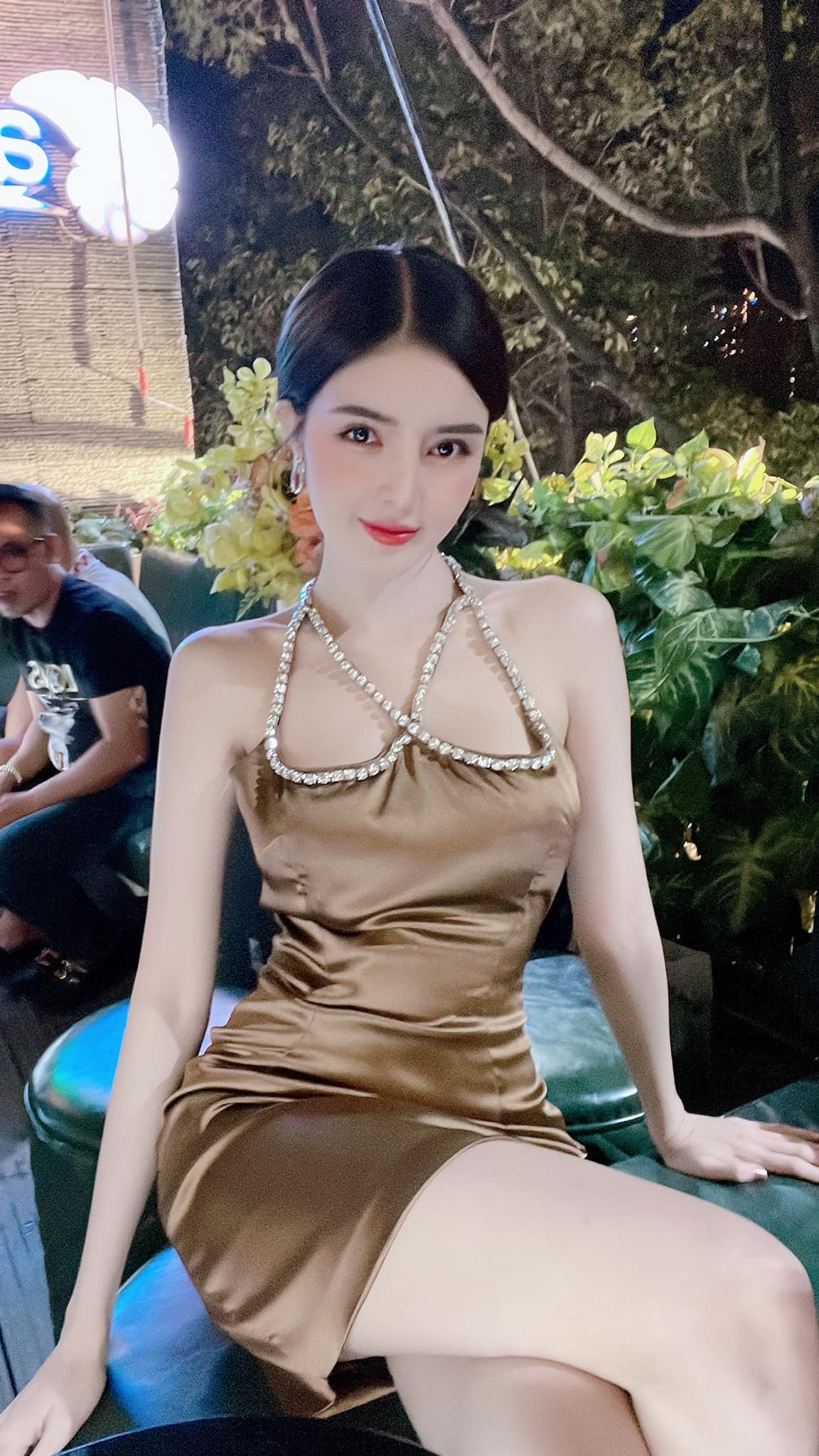 Trước đây, Lilly Luta bất ngờ có 1 cuộc đại phẫu thuật thẩm mỹ gồm nâng mũi, cắt mí, thu gọn hàm thậm chí là... nâng ngực để có được ngoại hình hoàn hảo hơn.