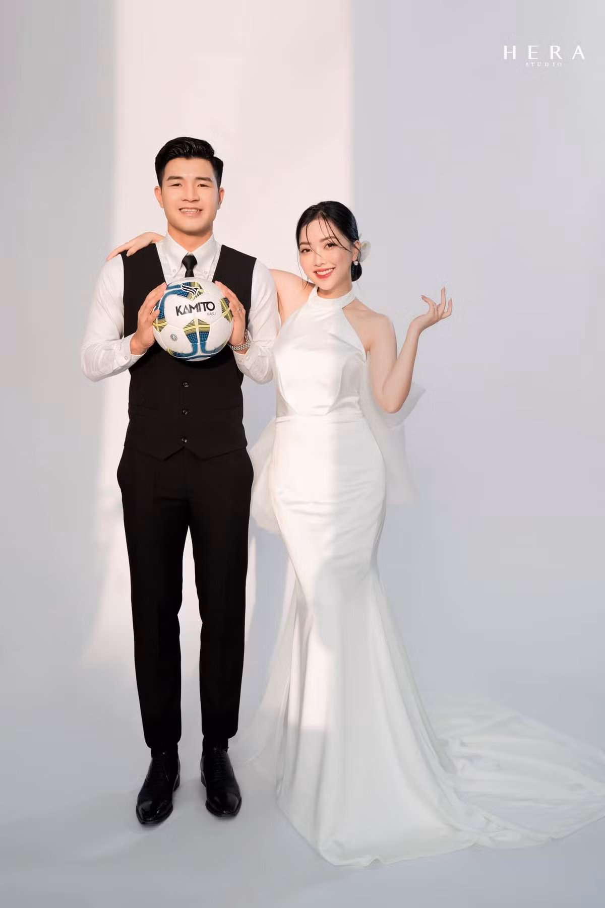 Hiện tại người hâm mộ đang dành mọi lời chúc phúc đến cặp đôi đẹp nhất làng bóng đá này. Ảnh: FBNV