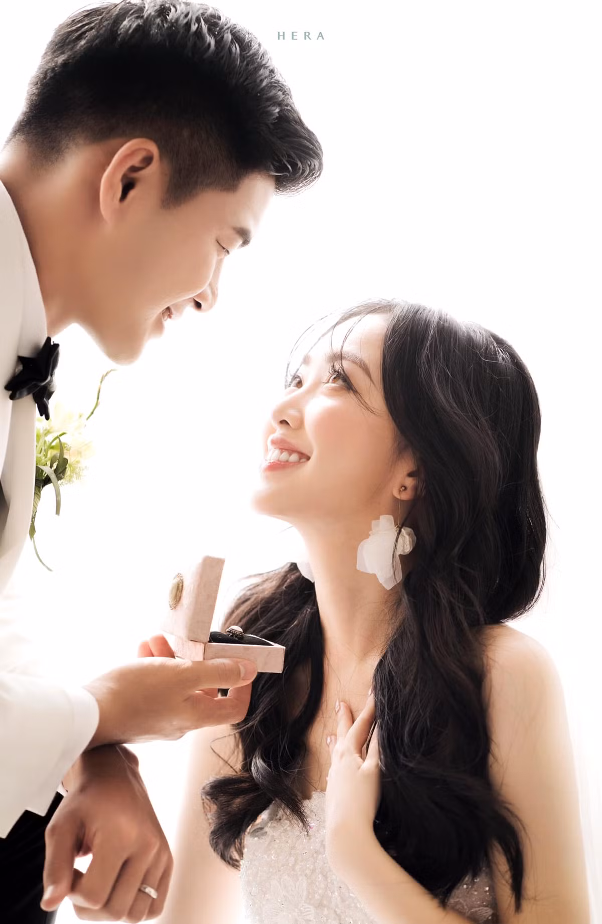 Cư dân mạng đặc biệt dành lời khen ngợi cho sắc vóc của bà xã Hà Đức Chinh.