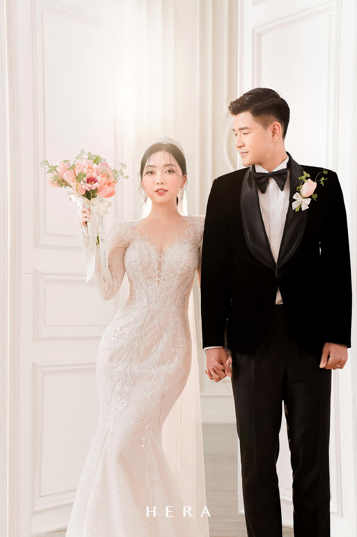 Bộ ảnh cưới của cặp đôi được thực hiện trong studio với phong cách Hàn Quốc vô cùng đơn giản nhưng vẫn toát lên được sự sang trọng, tinh tế.