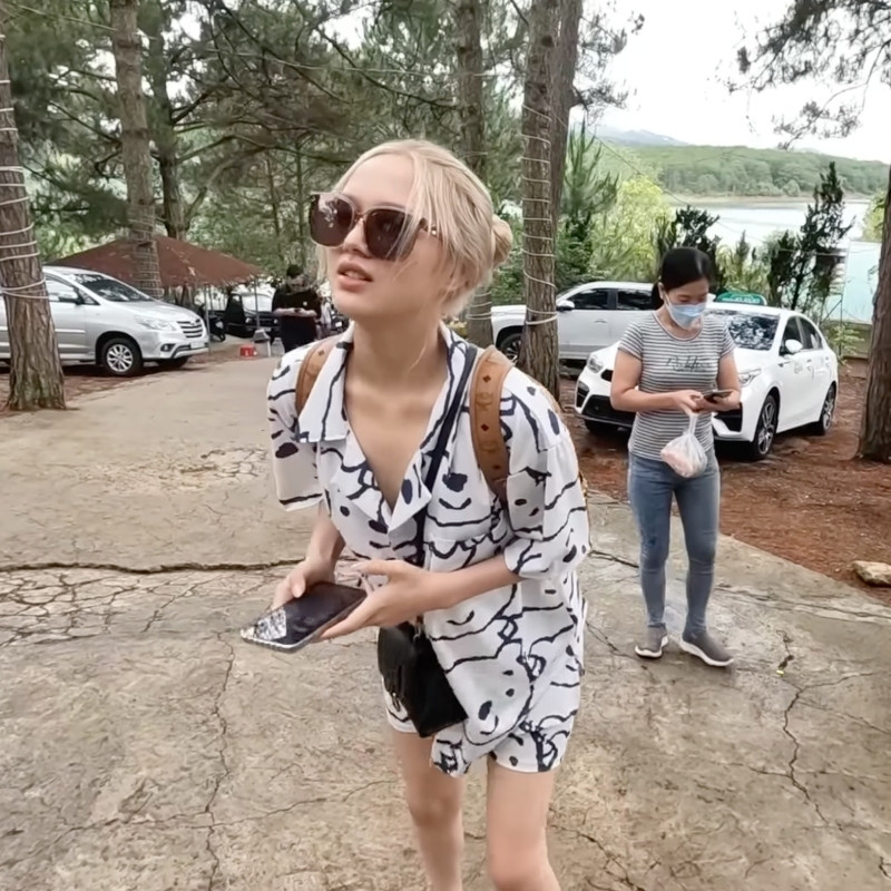 Khác với hình ảnh mỹ nhân sang chảnh, diện các bộ cánh khi cá tính, khi hóa nàng thơ như trên trang cá nhân, lần này cô vô cùng giản dị bởi bộ trang phục đồ ngủ.