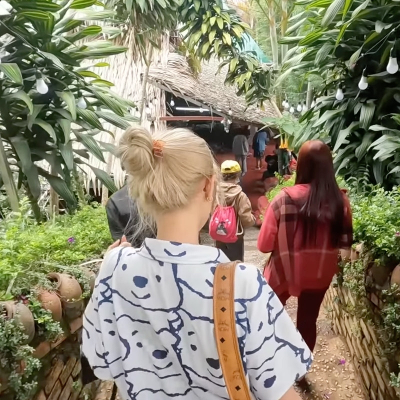 Dù không trang điểm, ăn mặc sang chảnh nhưng Xoài Non vẫn nhận ngàn lời khen bởi mặt mộc đẹp không tì vết.