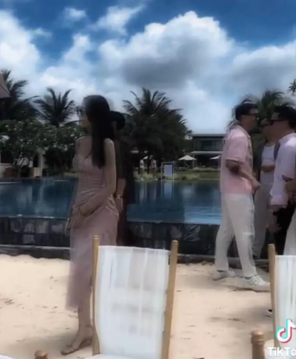 Trong một vài khoảnh khắc, khi Văn Hậu chào hỏi người quen, Doãn Hải My lặng lẽ lùi lại sau. Nhưng khi trông thấy camera lia máy về mình, cô đã nhanh chân đi về hướng khác nam cầu thủ.