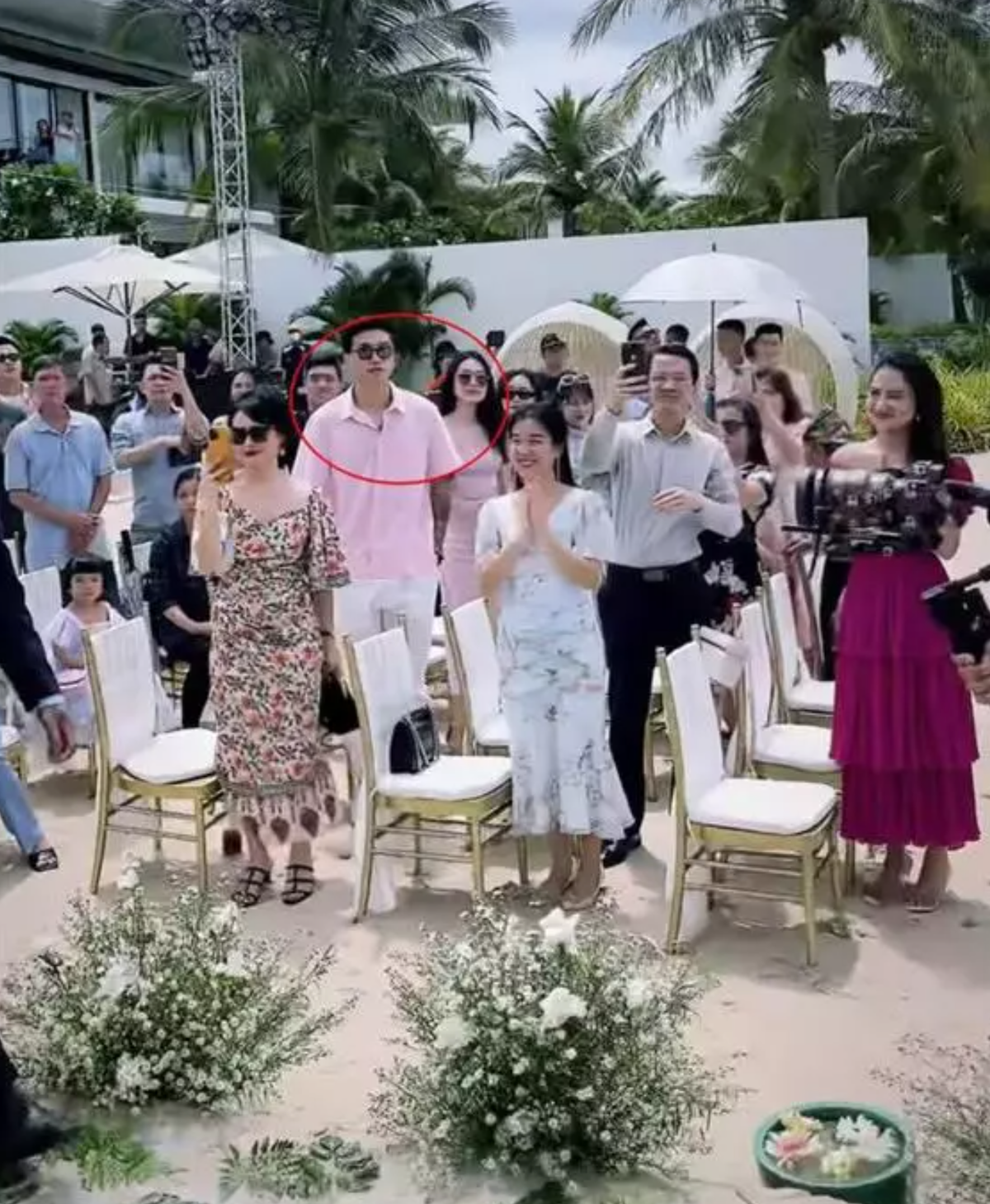 Dù Văn Hậu và bạn gái tin đồn rất hạn chế tương tác ở nơi đông người thế nhưng cặp đôi vẫn nhiều lần lọt ống kính ''team qua đường''.