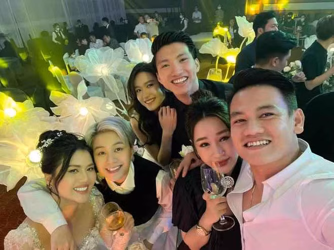 Nhưng ngay khi đến hội trường, cầu thủ đội tuyển Việt Nam và bạn gái nhanh chóng tách rau ra. Hành động này của họ được cho là để tránh sự săm soi từ mọi người.