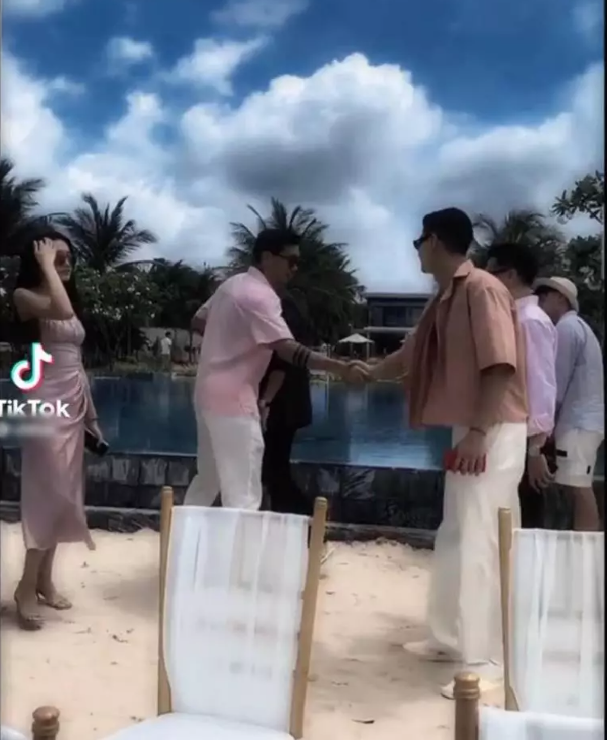 Trong đám cưới Bùi Tiến Dũng và Dianka Zakhidova tại Vũng Tàu mới đây, bạn gái tin đồn Văn Hậu - Hải My bị bắt gặp diện đồ tone-sur-tone với chàng cầu thủ, cặp đôi còn "dính" nhau không rời.