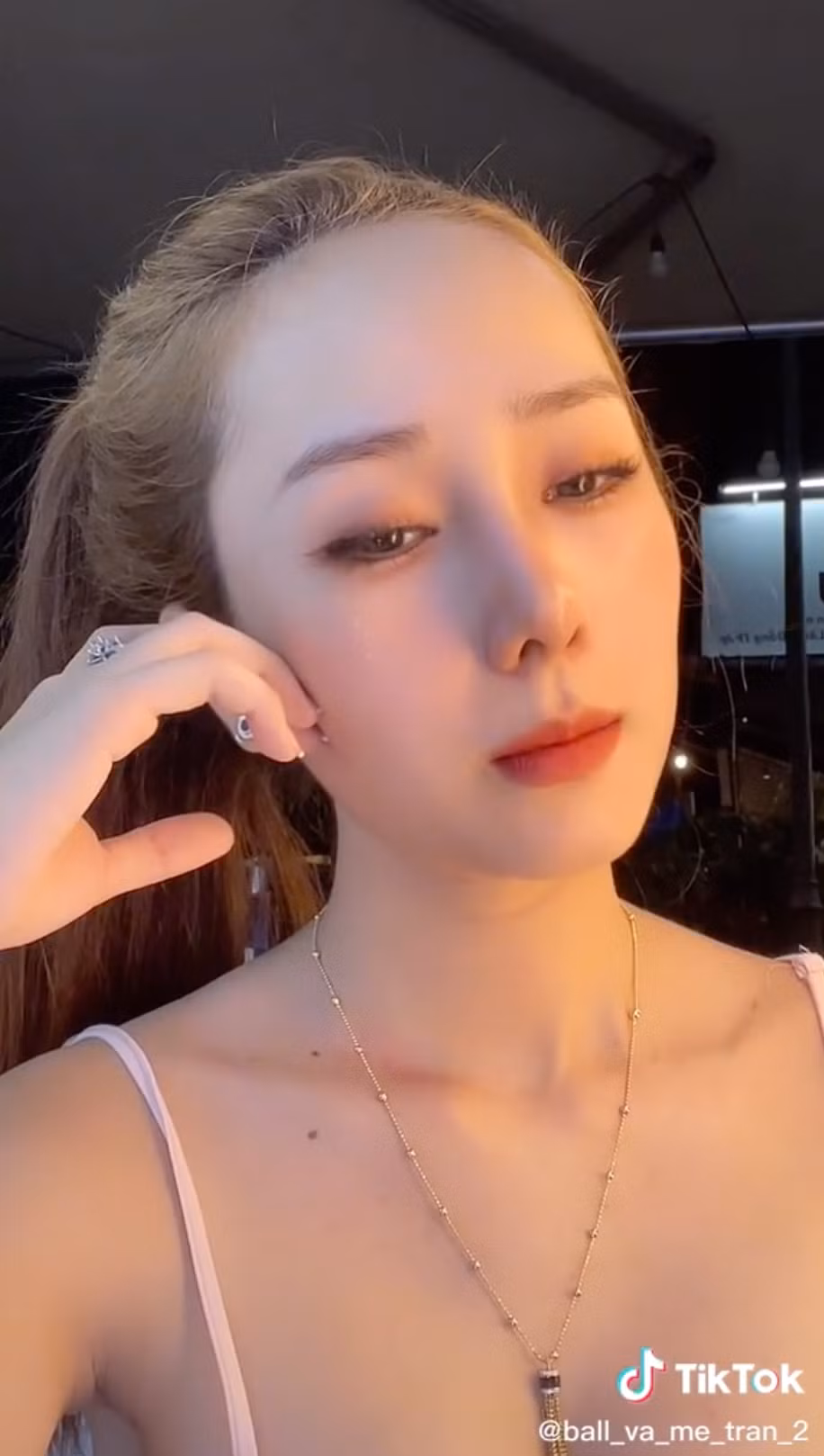 Khi những hình ảnh được cư dân mạng cắt ra từ clip nhạy cảm khiến ai nấy cũng ngã ngửa với nhan sắc thật của bà mẹ đơn thân.