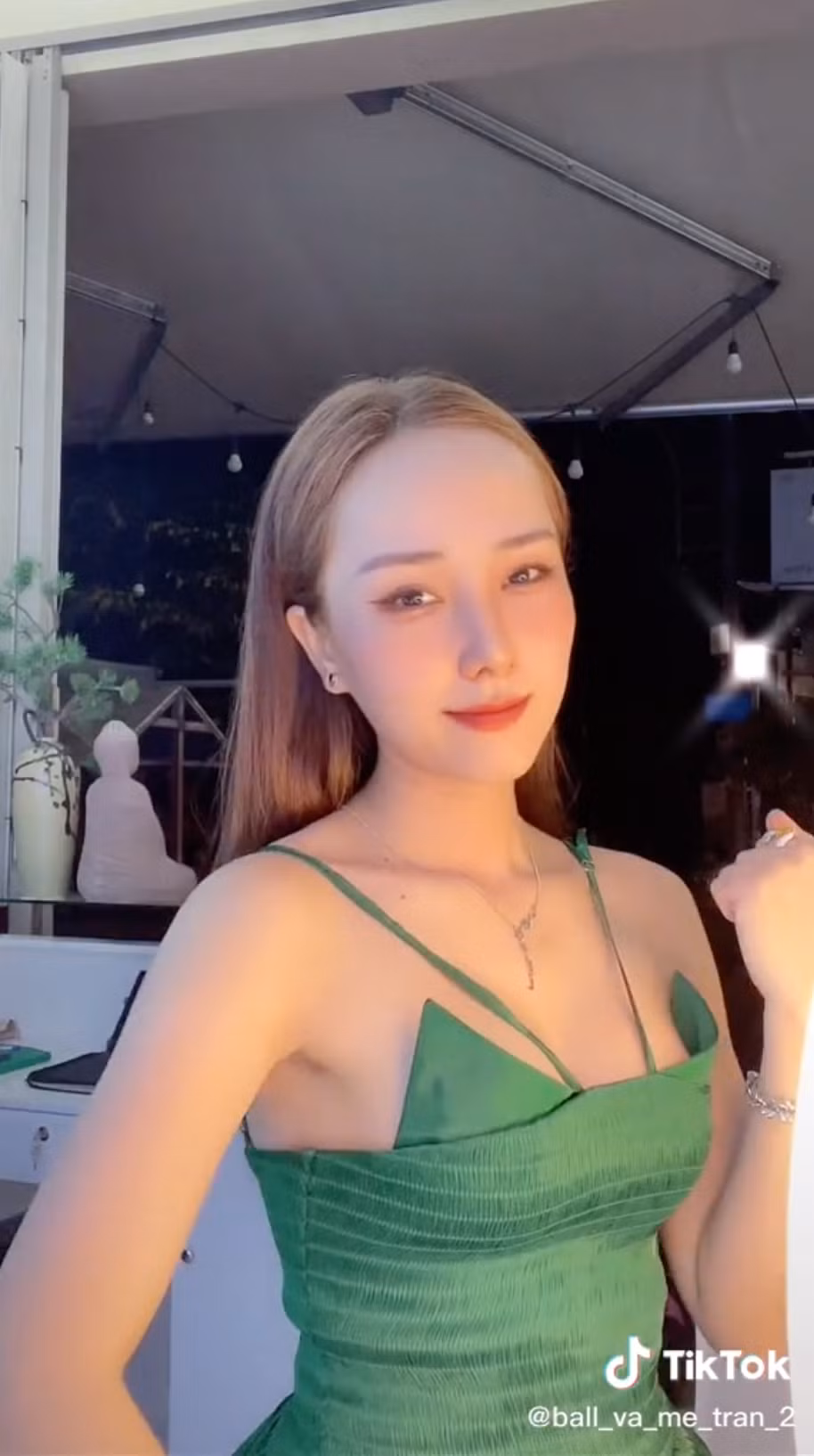 "Ball và mẹ Trân" thường xuyên chia sẻ nhiều clip, hình ảnh khoe nhan sắc "gái một con trông mòn con mắt".