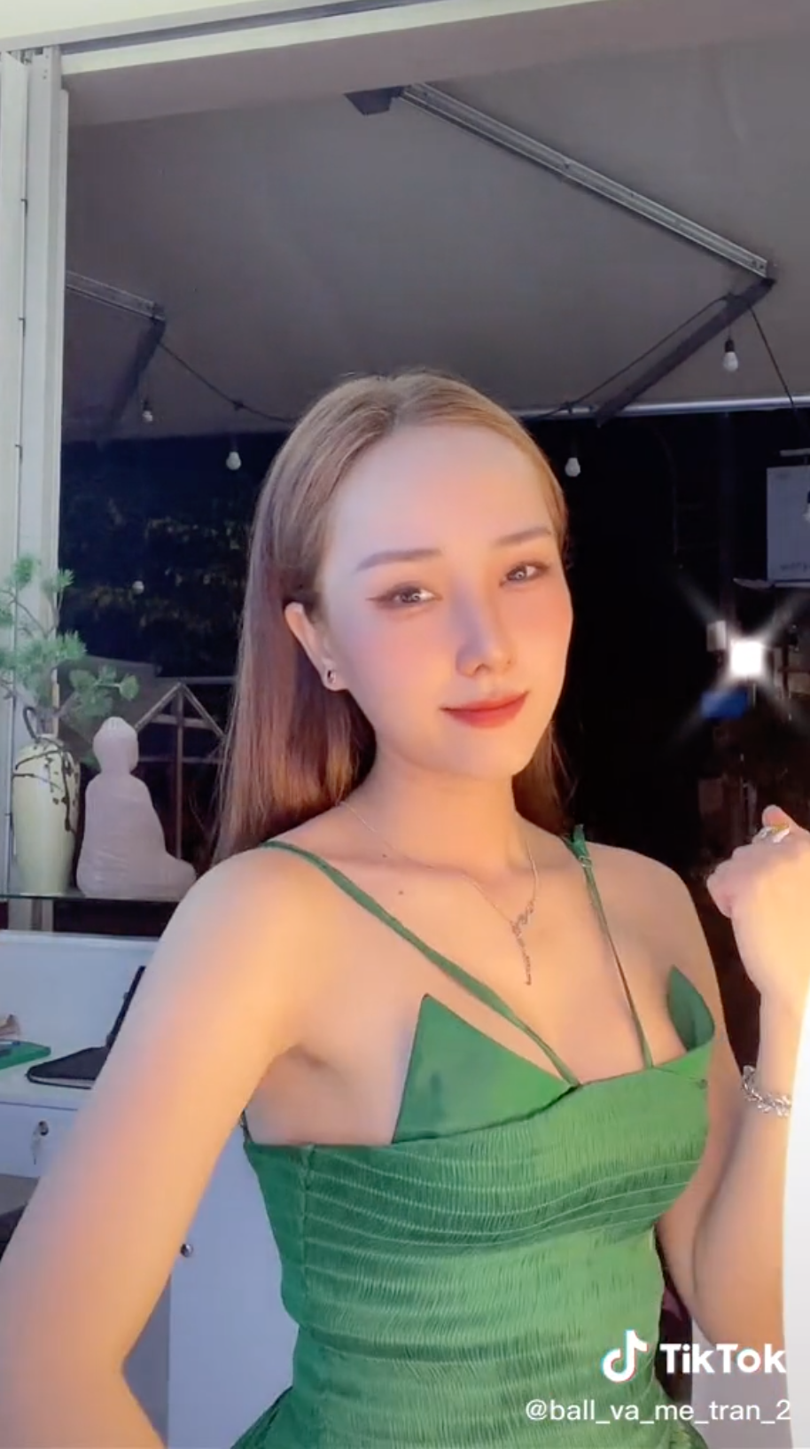 "Ball và mẹ Trân" thường xuyên chia sẻ nhiều clip, hình ảnh khoe nhan sắc "gái một con trông mòn con mắt".