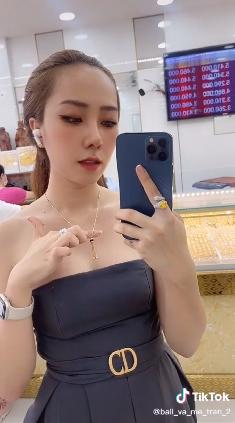 Từ đó mà kênh TikTok "Ball và mẹ Trân" dần trở thành kênh hot TikTok được nhiều người yêu thích.