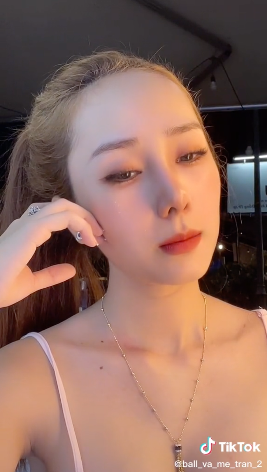 Khi những hình ảnh được cư dân mạng cắt ra từ clip nhạy cảm khiến ai nấy cũng ngã ngửa với nhan sắc thật của bà mẹ đơn thân.