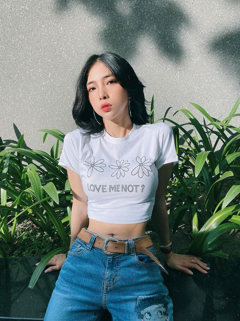 Không chỉ có vòng 2 thon thả, hot girl Sài Gòn còn có khuôn mặt xinh đẹp hút hồn và các số đo nảy nở.