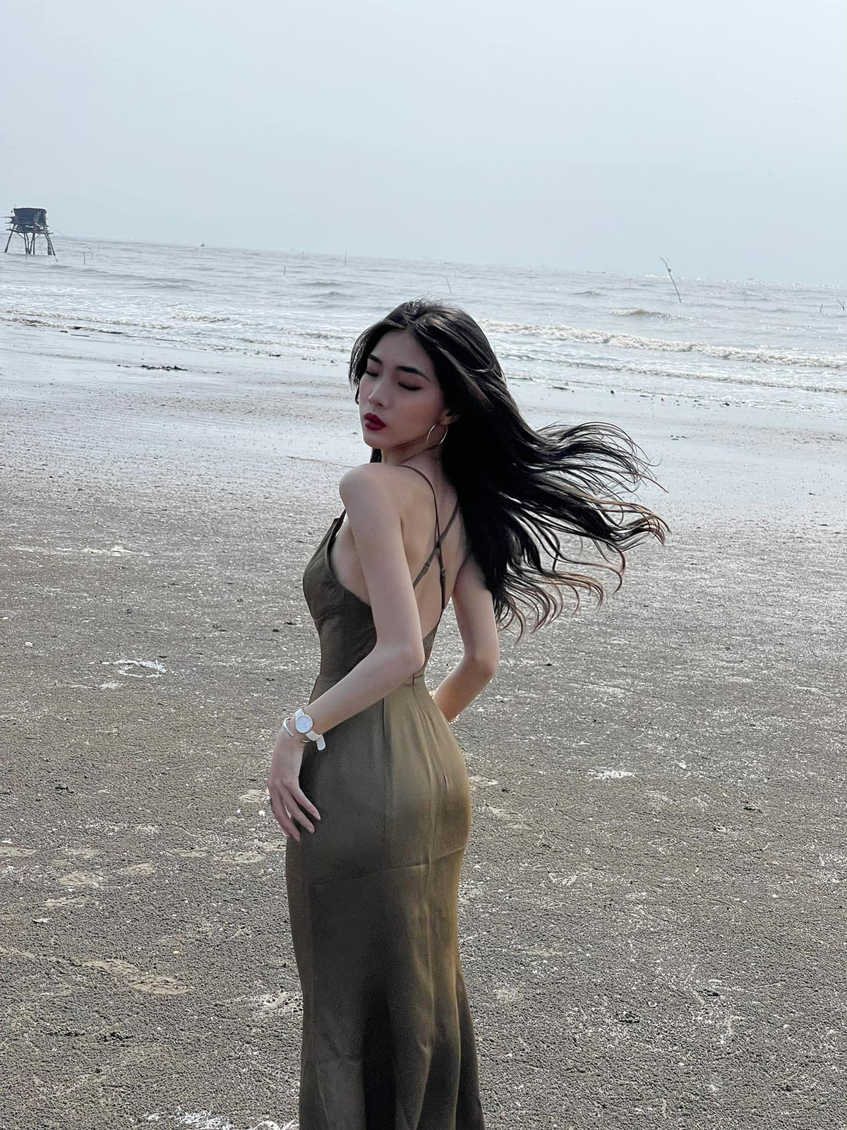 Chính vì vòng eo quá nhỏ mà Sme Mai bị nhiều người hoài nghi phẫu thuật cắt xương để có được.