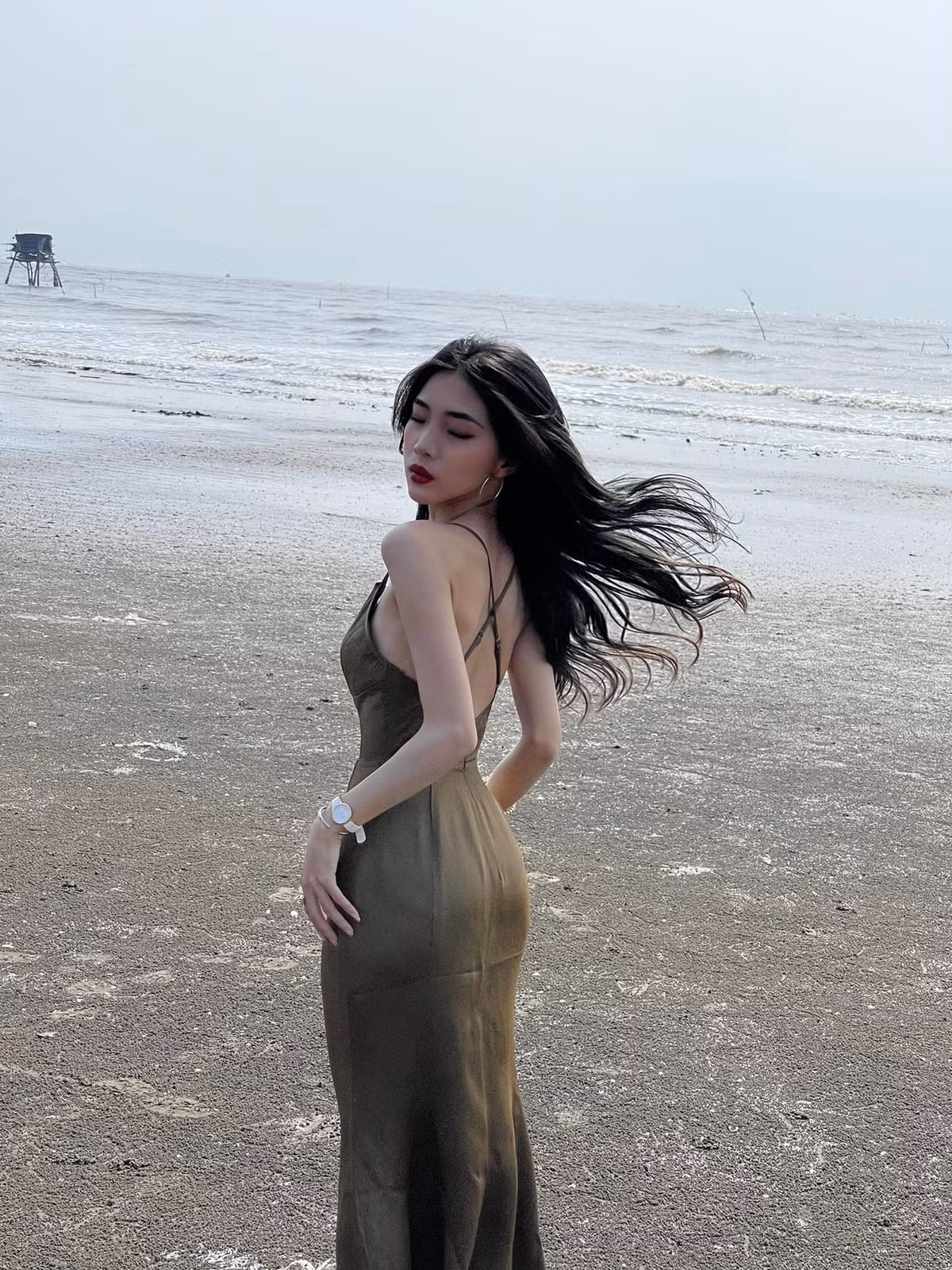 Chính vì vòng eo quá nhỏ mà Sme Mai bị nhiều người hoài nghi phẫu thuật cắt xương để có được.