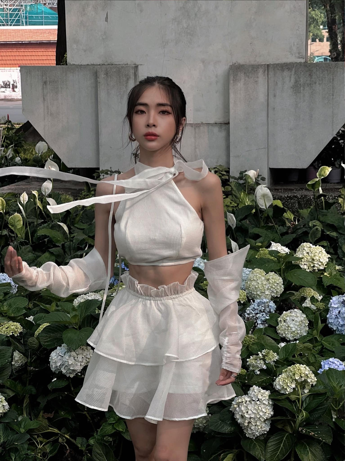 Để có được vòng eo nhỏ siêu thực, gái xinh này không tập yoga hay gym mà chỉ duy trì thói quen sinh hoạt lành mạnh mỗi ngày.