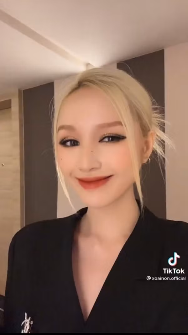 Những lần đi ăn cưới trước đây, dù cũng mặc những bộ cánh đen nhưng lần này Xoài Non bị nhận xét cố tình chiếm spotlight của nhân vật chính.