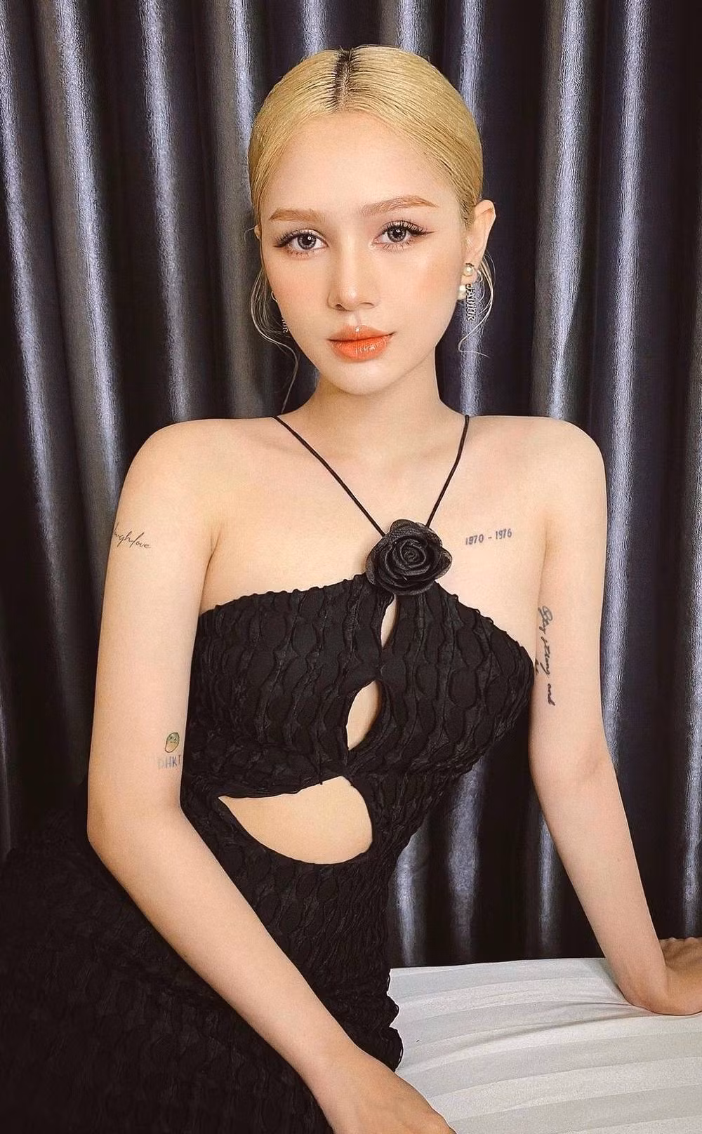 Vốn có nhan sắc xinh đẹp, làn da trắng lại thêm mái tóc sáng màu, Xoài Non khi xuất hiện ở bất cứ đâu đều thu hút ánh nhìn của mọi người. Ảnh: FBNV