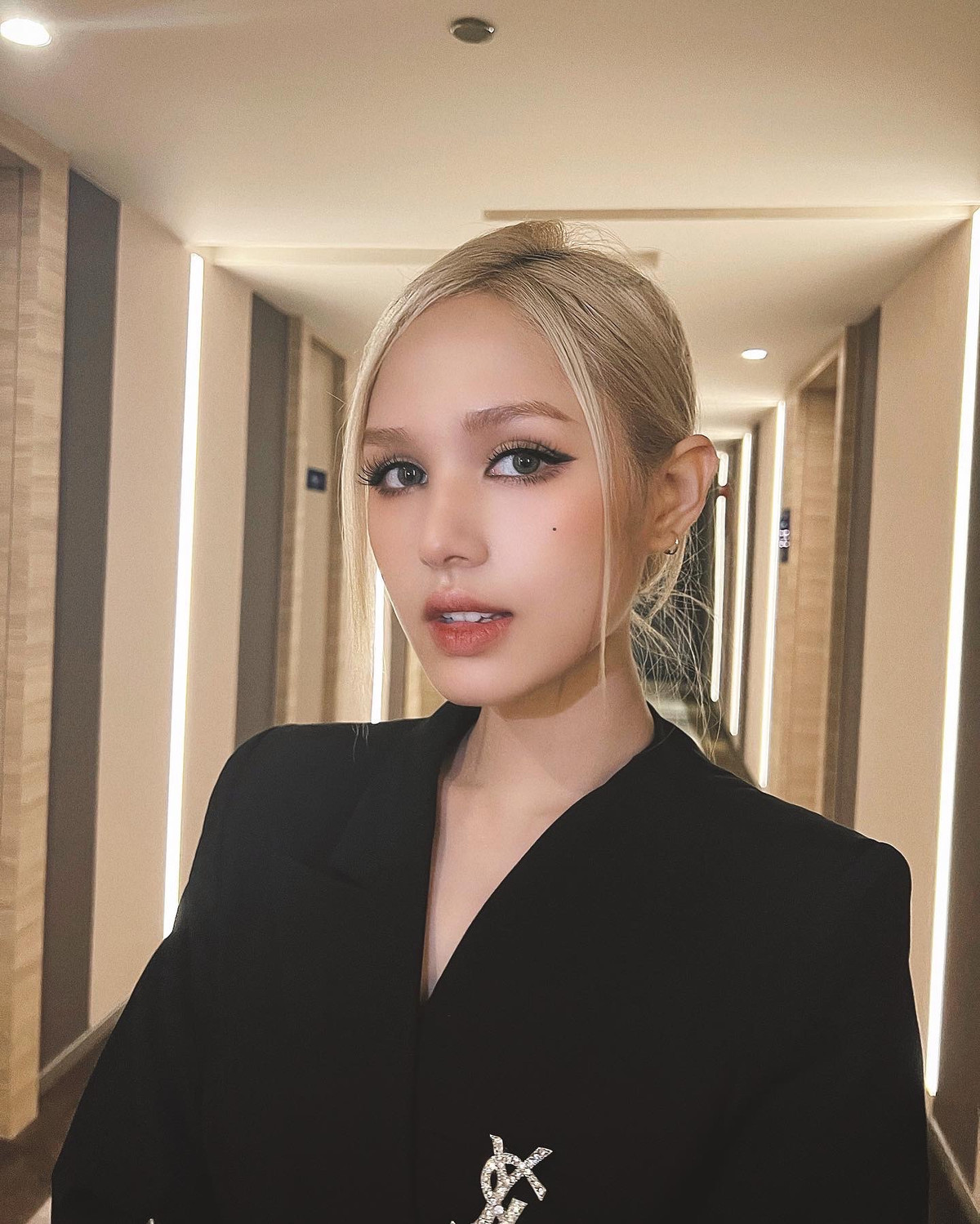 Mặc dù thường diện váy áo gợi cảm, nhẹ nhàng nhưng style cool ngầu, hơi hướng "tổng tài" cũng không làm khó được hot girl sinh năm 2002.