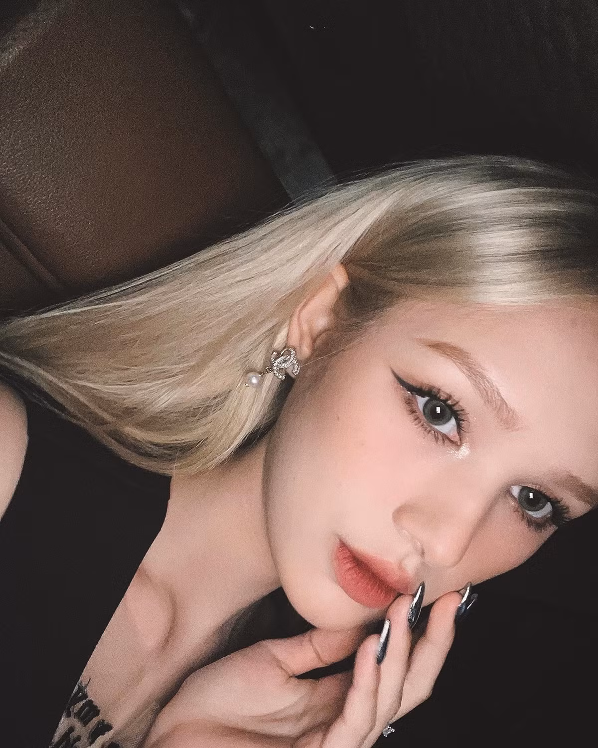 Từ trước đó, chia sẻ một vài video ngắn trên Instagram Story cô đã khiến cư dân mạng trầm trồ bởi nhan sắc không chỗ chê cùng cách make up tông Tây sắc sảo.