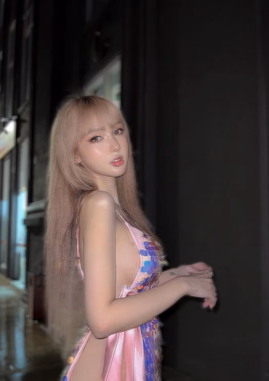 Diện váy như "nàng tiên cá" xuống phố, hot girl chuyển giới này khéo khoe đường cong nữ tính nhưng khiến nhiều người ngại nhìn vì những khoảng hở táo bạo.