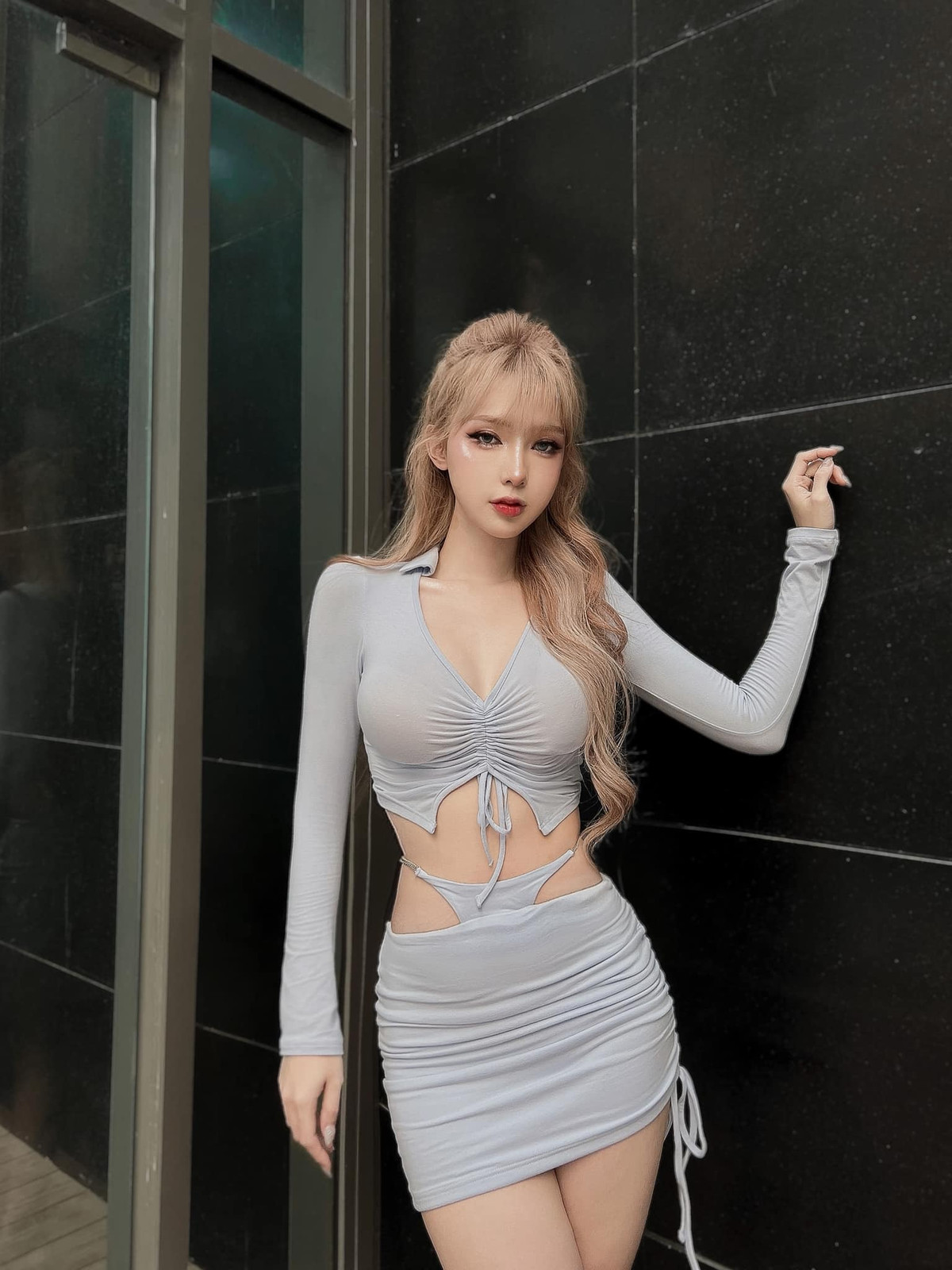 Mym Trần gây ấn tượng bởi một vẻ ngoài gợi cảm, gương mặt xinh như búp bê, cùng đường cong nữ tính, uyển chuyển và đôi chân dài nuột nà.