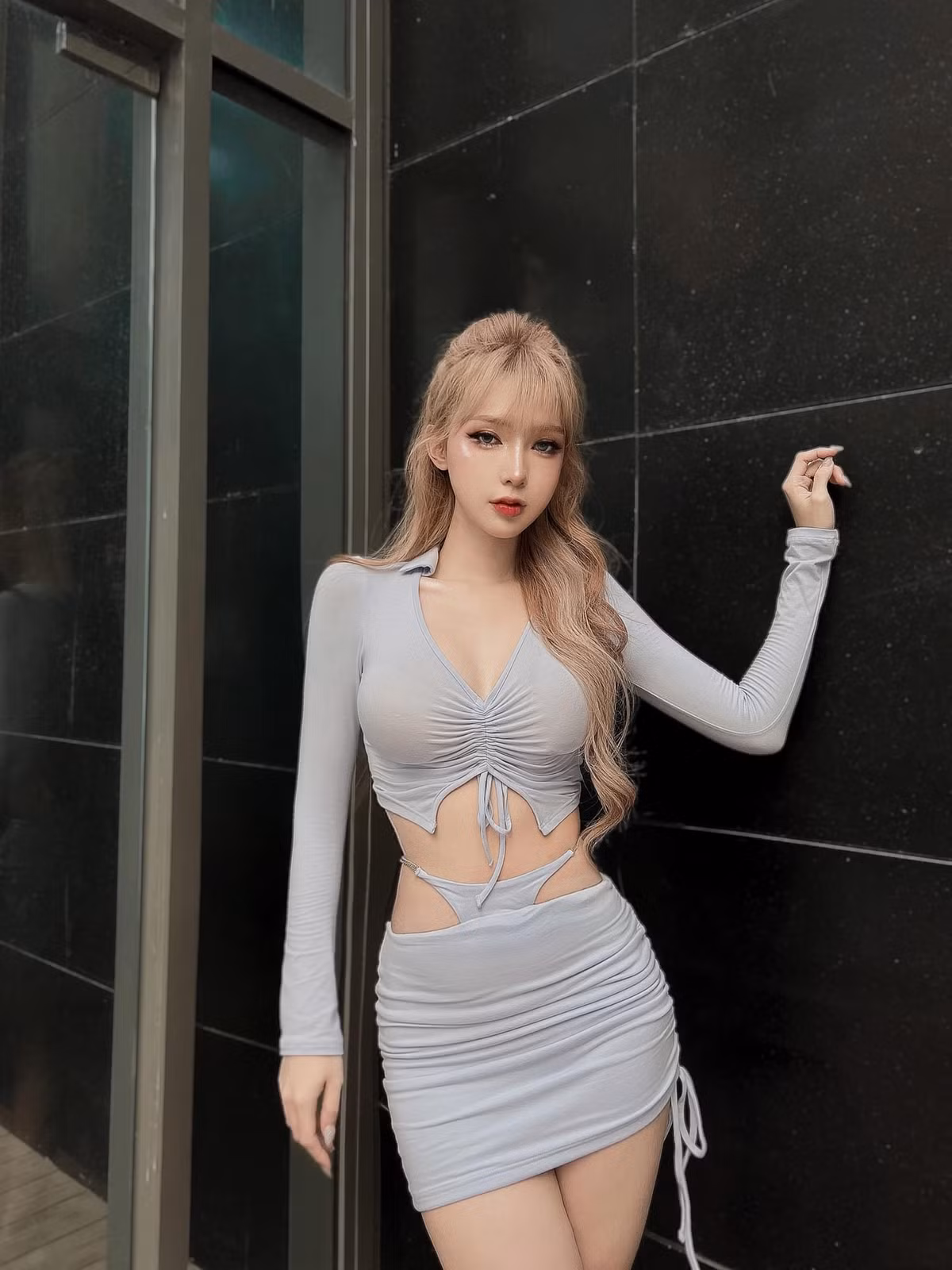 Mym Trần gây ấn tượng bởi một vẻ ngoài gợi cảm, gương mặt xinh như búp bê, cùng đường cong nữ tính, uyển chuyển và đôi chân dài nuột nà.