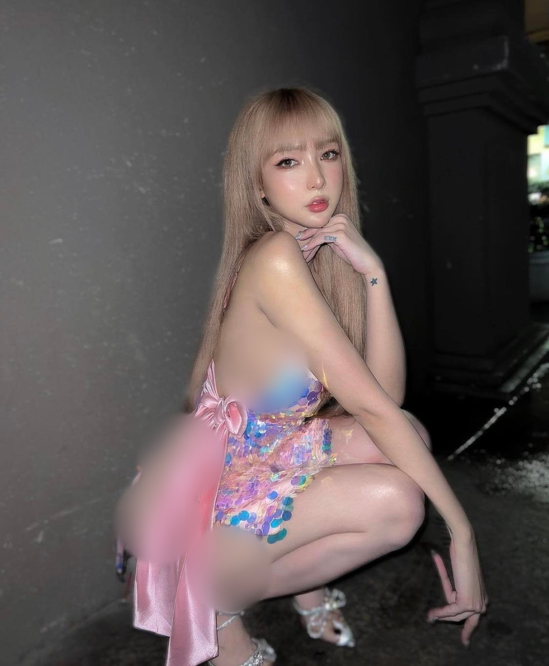 Mới đây Mym Trần gây chú ý khi đi dạo phố đêm trong bộ trang phục xẻ cao tới eo. Với thiết kế này người đẹp dễ dàng chinh phục ánh mắt người đối diện bởi 3 vòng vô cùng chuẩn chỉnh.