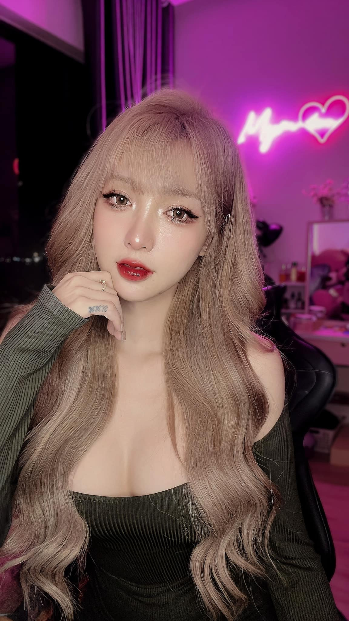 Thậm chí, nhiều người còn so sánh nhan sắc của Mym Tần với đàn chị Elly Trần bởi khoản nóng bỏng và những đường cong không chỗ chê.