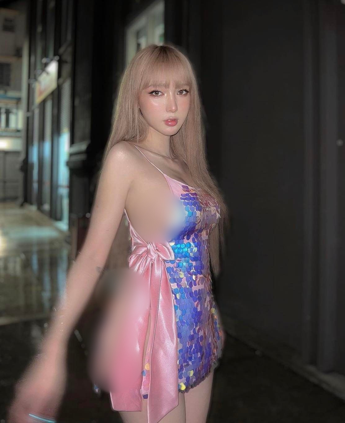 Được mệnh danh là người đẹp chuyển giới có vóc dáng đẹp, Mym Trần có thể "cân đẹp" mọi loại trang phục, kể cả những chiếc váy xẻ cao hở bạo.