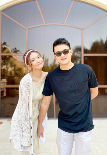 Năm 2020, cả hai đã gây bất ngờ khi thông báo kết hôn, về chung một nhà.