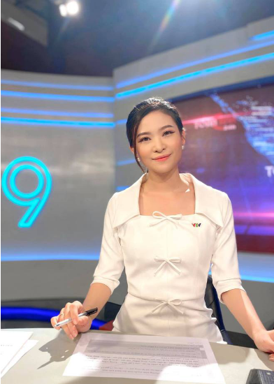 Hiện tại, cuộc sống của hai vợ chồng trẻ tràn ngập hạnh phúc cùng 1 bé con đáng yêu. Cẩm Tú thường xuyên chia sẻ những hình ảnh giản dị, đời thường bên cạnh ông xã. Ảnh: Tổng hợp