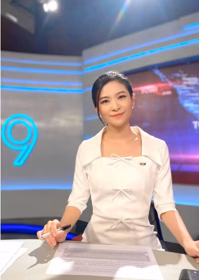 Hiện tại, cuộc sống của hai vợ chồng trẻ tràn ngập hạnh phúc cùng 1 bé con đáng yêu. Cẩm Tú thường xuyên chia sẻ những hình ảnh giản dị, đời thường bên cạnh ông xã. Ảnh: Tổng hợp