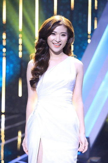 Vào mùa 2, nàng BTV của VTV9 có tên Cẩm Tú đã gây ấn tượng nhờ nhan sắc xinh đẹp cùng sự nghiệp thành công. Câu chuyện hủy hôn của cô và tình cũ cũng khiến nhiều người nuối tiếc.