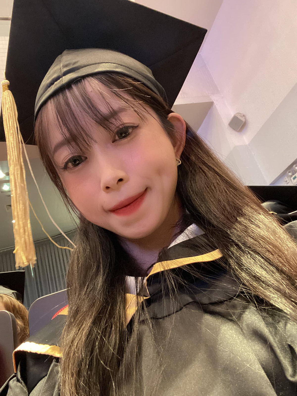 Việc rèn luyện thể thao chăm chỉ giúp cô có được vóc dáng cân đối.