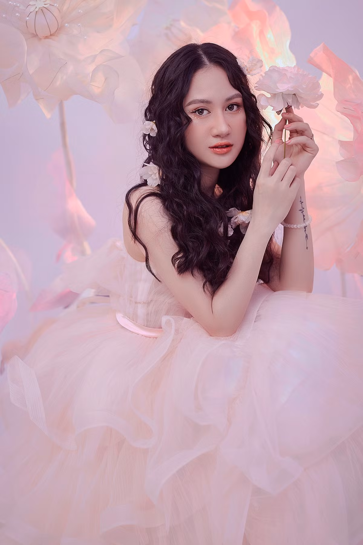 Ngoài ra, cô đã kết hôn và hạ sinh con đầu lòng cách đây một thời gian.