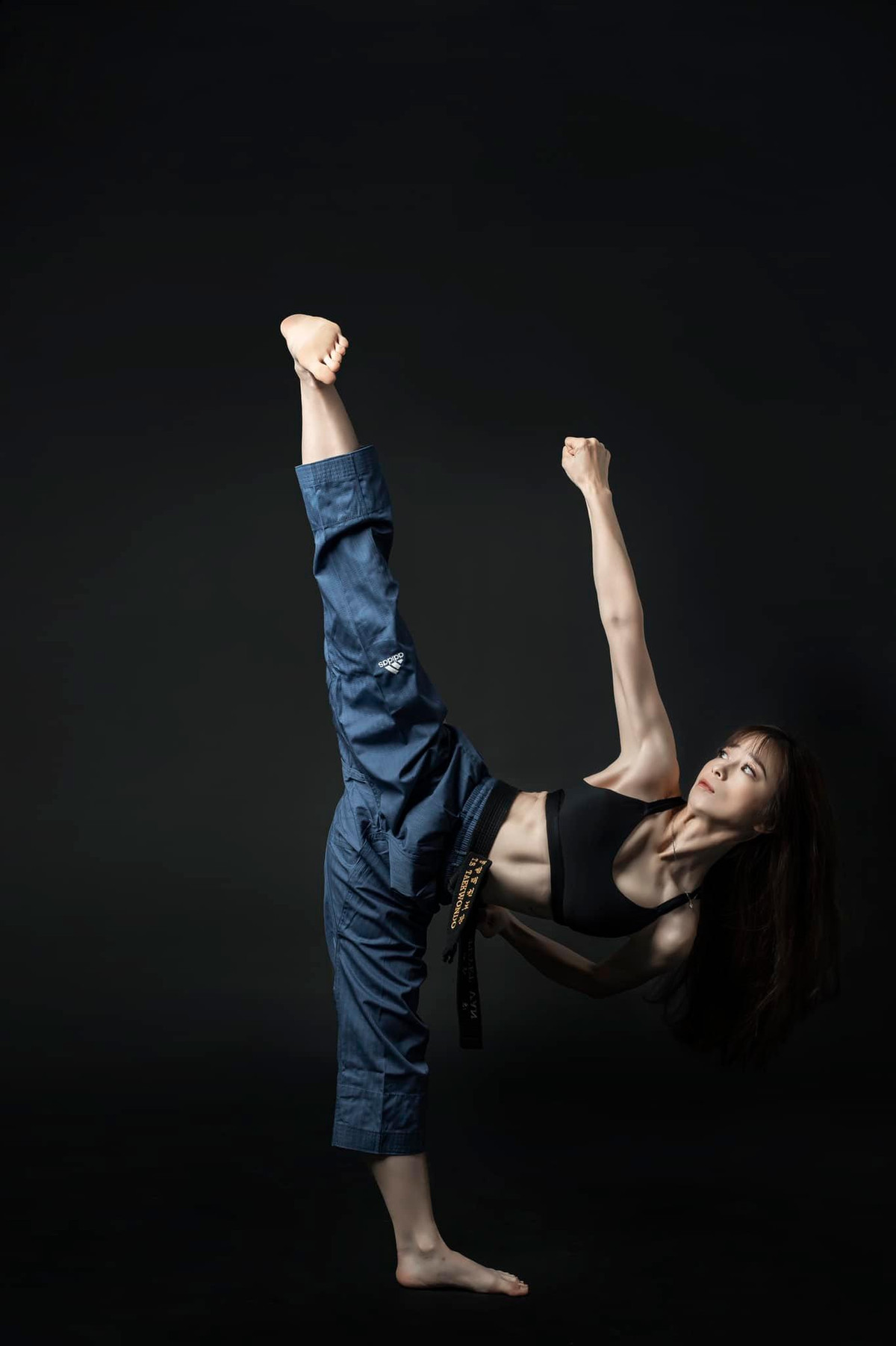 Sở hữu ngoại hình xinh đẹp cùng tài năng trong bộ môn võ, Châu Tuyết Vân được người hâm mộ mệnh danh là "hoa khôi làng võ".