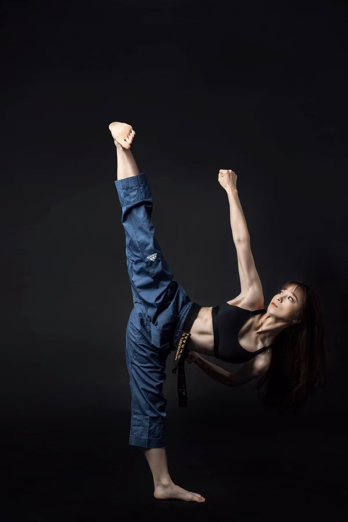 Sở hữu ngoại hình xinh đẹp cùng tài năng trong bộ môn võ, Châu Tuyết Vân được người hâm mộ mệnh danh là "hoa khôi làng võ".