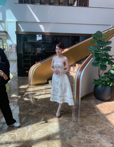 Mới đây, Lê Bống tham dự sự kiện thời trang có quy mô lớn. Xuất hiện tại thảm đỏ, nữ TikToker diện mẫu đầm hai dây có thiết kế thanh lịch.